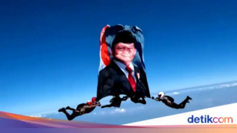 Foto Prabowo Dikibarkan Penerjun Payung Polri di Langit Cikeas