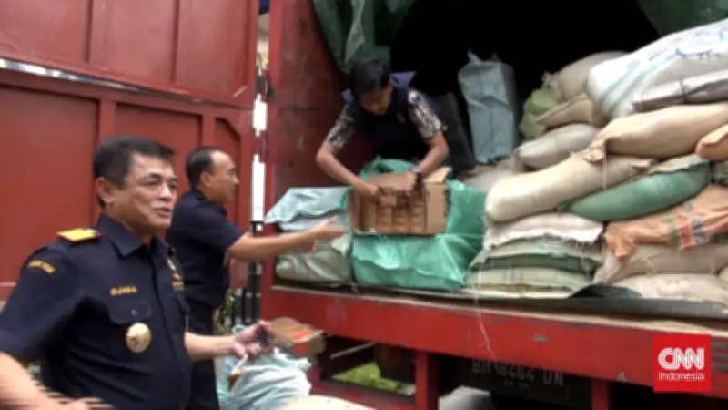 Gudang Rokok Ilegal di Serang Digerebek, 80 Bal Disita