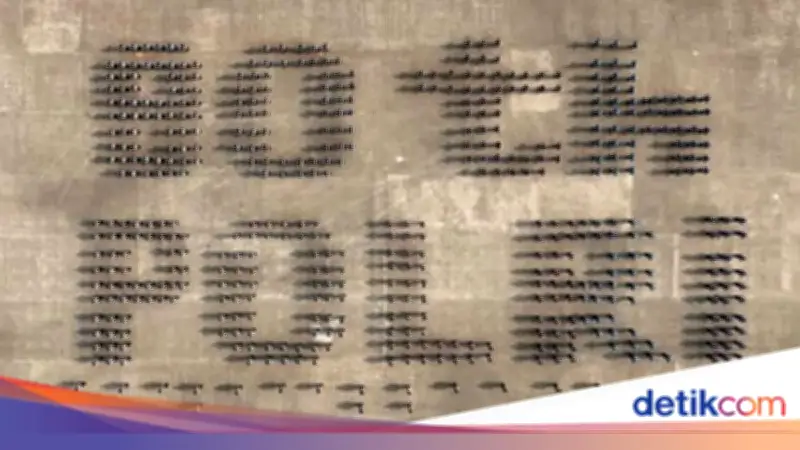 Hari Bhayangkara ke-80: Peragaan Kolone Senapan Bentuk '80 Tahun Polri'