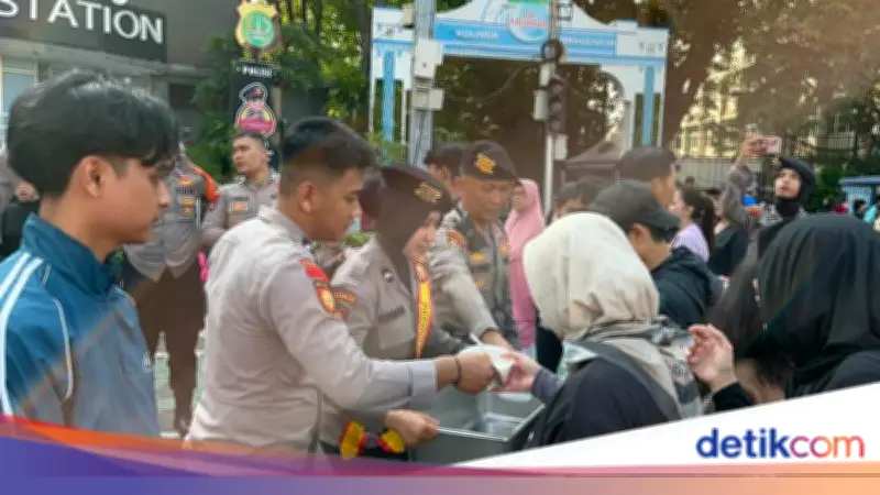 Hari Bhayangkara ke-80: Polda Metro Bagikan Makanan Gratis di Bundaran HI