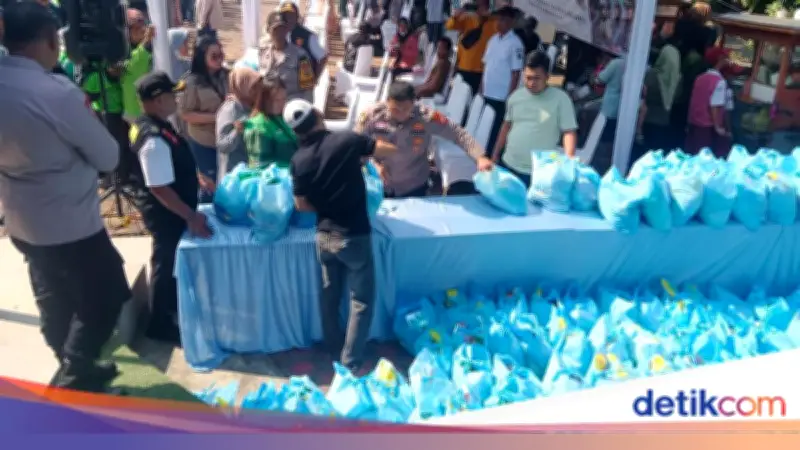 Hari Bhayangkara ke-80, Polisi Bagikan Sembako dan Jajanan Gratis ke Warga Cisauk