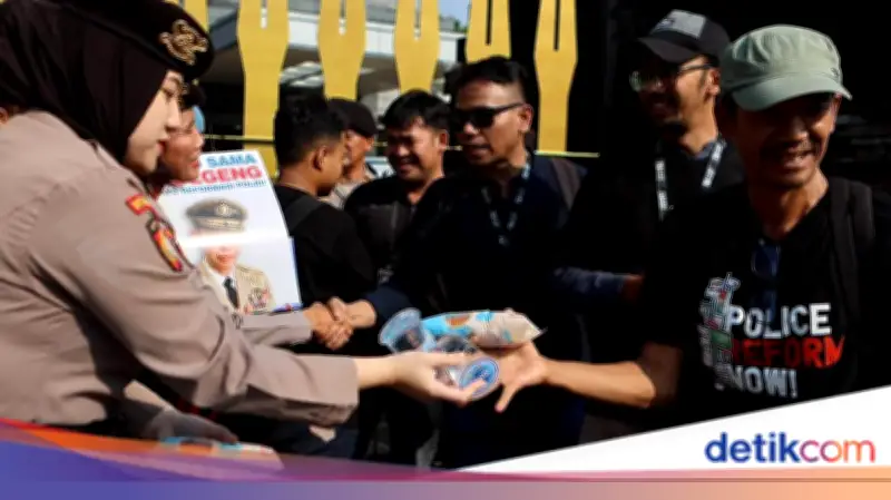 Hari Bhayangkara ke-80: Polwan Polda Metro Sambut Koalisi Masyarakat Sipil dengan Bunga