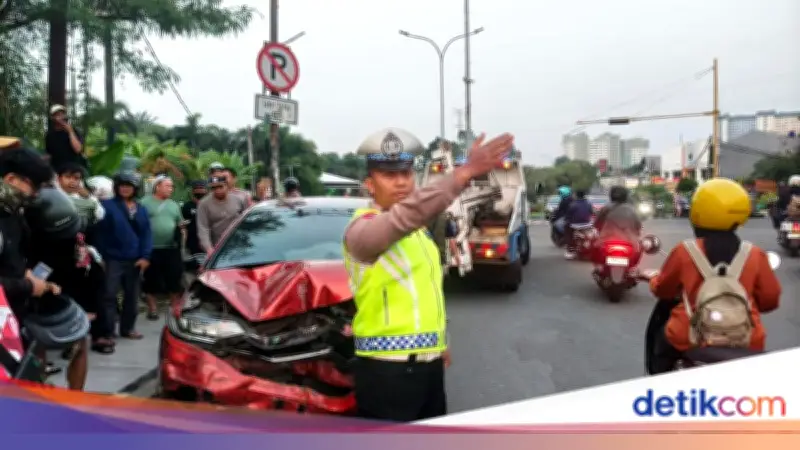 Honda Jazz Lawan Arah Tabrak Pikap dan Motor di Ciputat, Pemotor Patah Kaki
