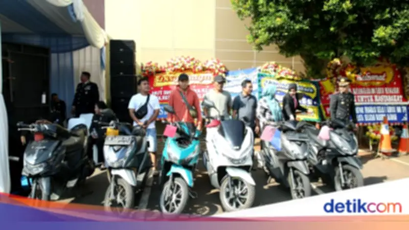 HUT Bhayangkara ke-80, Kapolres Jaksel Kembalikan Motor Curian ke Pemilik