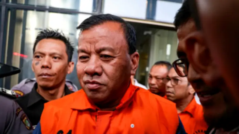 Ironi Bupati Kuansing: Jalan Rusak, Dua Mobil Mewah Jadi Suap