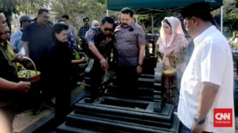 Jaksa Agung ST Burhanuddin Ziarah ke Makam Orang Tua di Majalengka