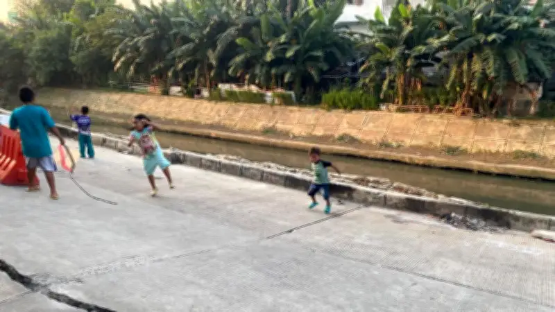 Jalan Cinta Pulo Gadung Ambles 4 Bulan, Warga Tutup Swadaya