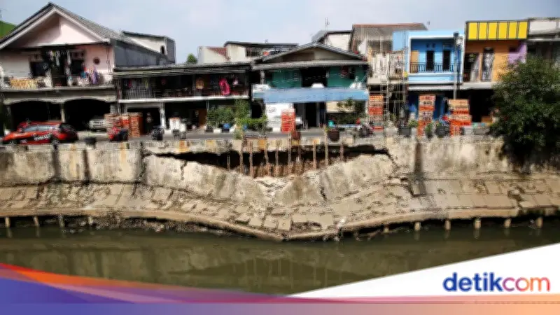 Jalan di Pulogadung Amblas, Dinding Rumah Retak, Pemkot Jaktim Turun Tangan