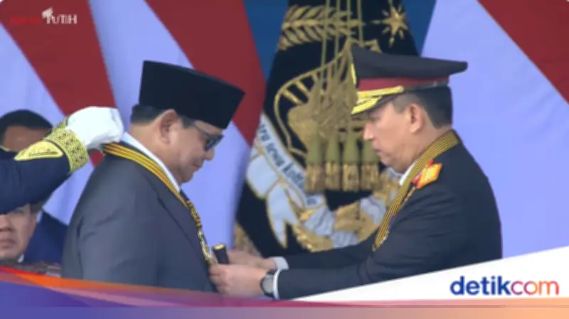 Kapolri Sematkan Medali Loka Praja Samrakshana ke Presiden Prabowo