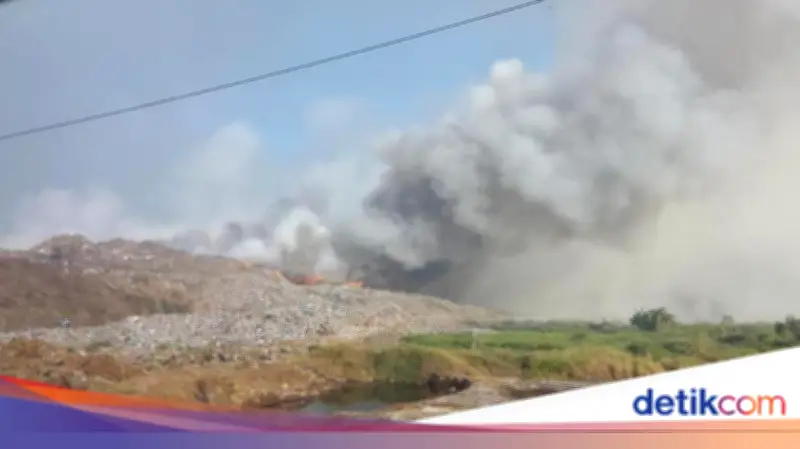Kebakaran TPA Jatiwaringin Belum Padam, Petugas Terkepung Asap dan Helikopter Dikerahkan