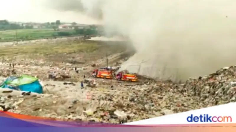 Kebakaran TPA Jatiwaringin Belum Padam Usai 24 Jam, Ini Kendalanya