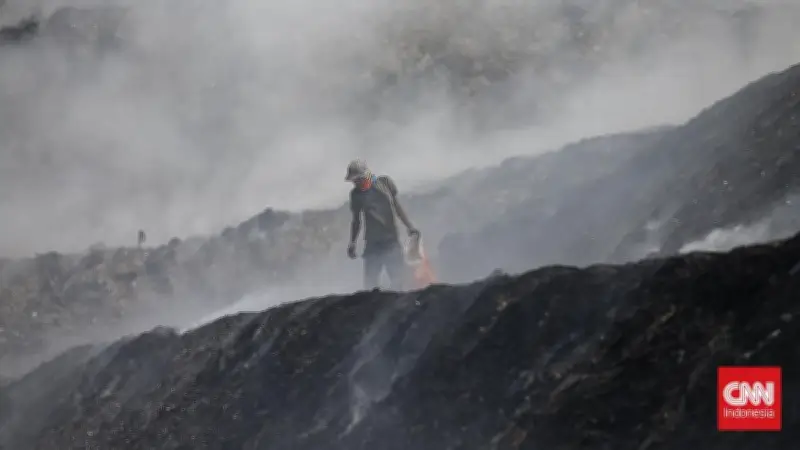 Kebakaran TPA Jatiwaringin Hari ke-9, Asap Masih Tebal dan Helikopter Water Bombing Dikerahkan