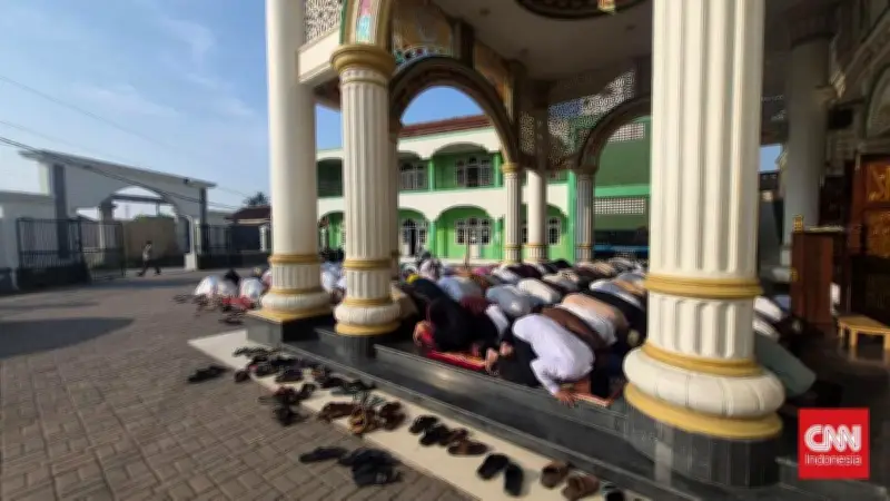 Kebakaran TPA Jatiwaringin Hari Keempat, Warga Salat Istisqa Minta Hujan