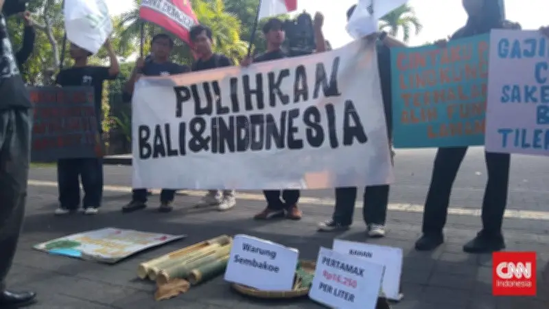 Massa di Bali Kritik Kebijakan Tak Pro Rakyat dengan Teatrikal dan Pukul Kulkul