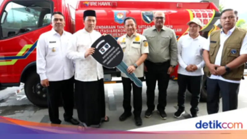 Mendagri Tito Serahkan Kendaraan Tangki Air Multifungsi ke Aceh Tengah