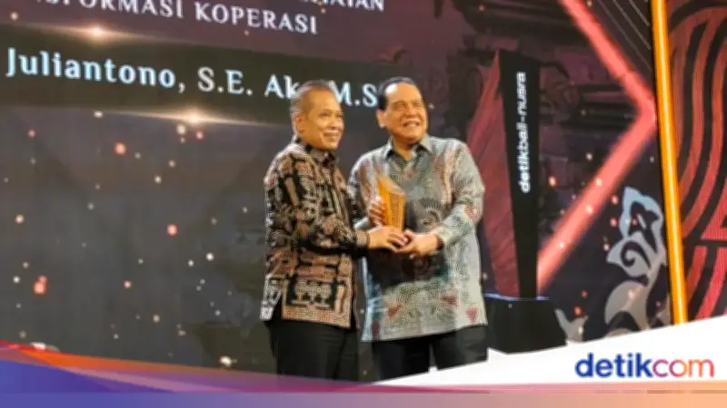 Menkop Ferry Juliantono Raih Penghargaan Tokoh Penggerak Ekonomi Kerakyatan