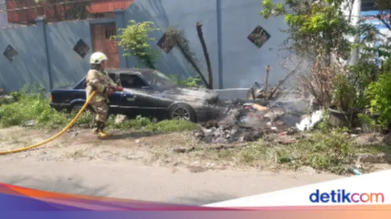Mobil Sedan Terbakar di Jakbar Diduga Akibat Bakar Sampah Ditinggal