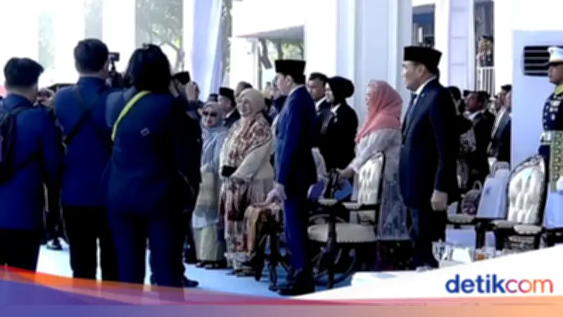 Momen Prabowo dan Jokowi Saling Hormat di Hari Bhayangkara ke-80