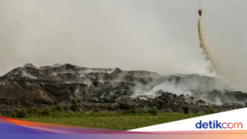OMC Belum Bisa Padamkan Kebakaran TPA Jatiwaringin, Tergantung Awan Hujan
