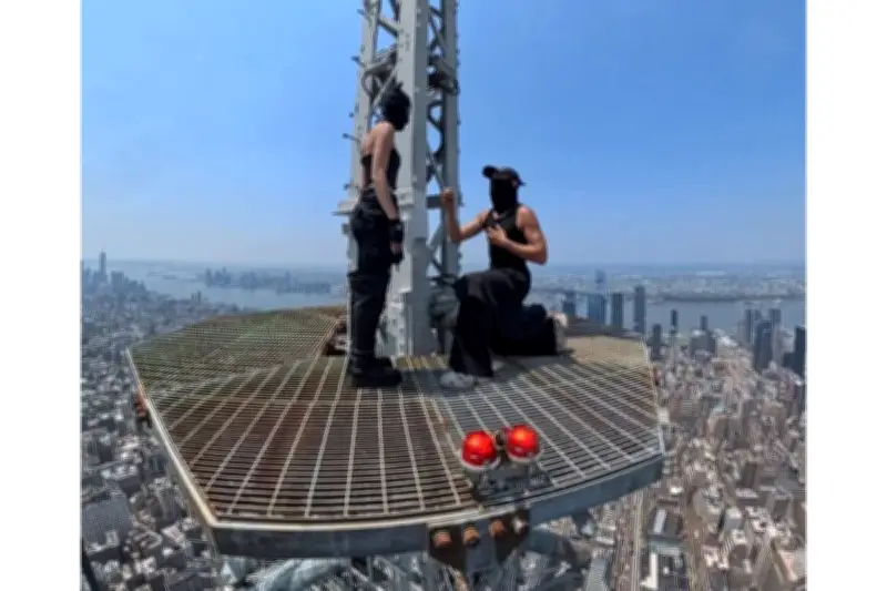 Pasangan Rusia Panjat Empire State Building untuk Lamar Kekasih