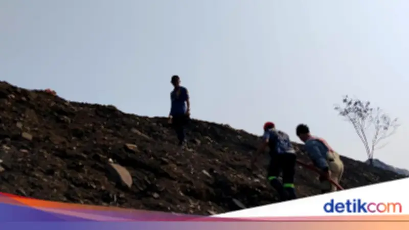 Pemadaman Kebakaran TPA Jatiwaringin Terkendala Angin Kencang, Titik Api Masih Ada