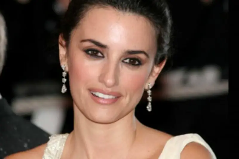 Penelope Cruz Belajar Mengemudi di Usia 52 Tahun Berkat Hadiah Mobil dari Bono