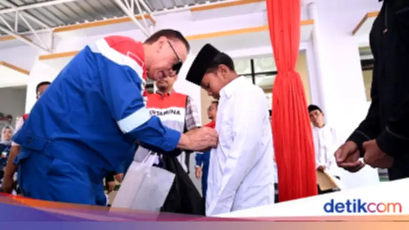Pertamina Salurkan 200 Paket Bantuan Pendidikan di Banyuwangi