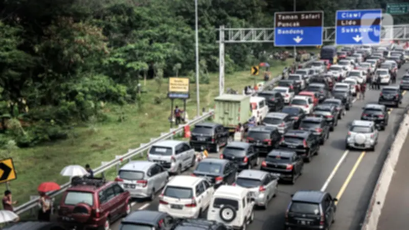 Polisi Berlakukan One Way Puncak Arah Jakarta, Volume Kendaraan Meningkat