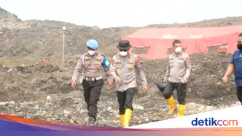 Polisi Patroli Ketat Rumah Warga yang Dievakuasi Akibat Kebakaran TPA Jatiwaringin