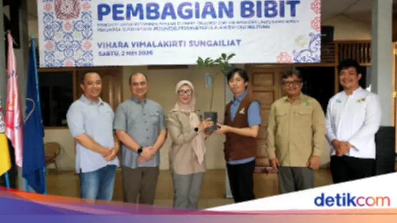 Politisi Gerindra Bagikan 5.000 Bibit Pohon dan Pupuk ke Warga Sungailiat