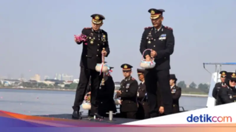 Polres Kepulauan Seribu Tabur Bunga di Lautan Peringati Hari Bhayangkara ke-80
