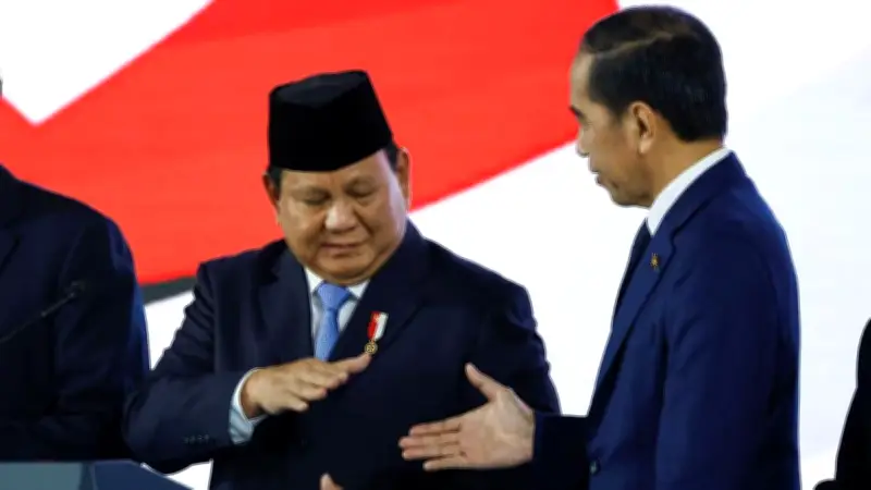 Prabowo Beri Hormat ke Jokowi di HUT Bhayangkara ke-80