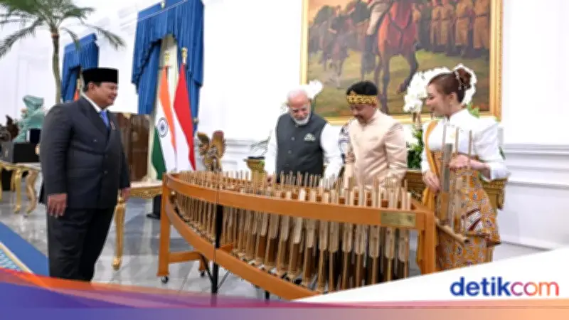 Prabowo Hadiahi PM Modi Satu Set Angklung, Modi Langsung Mainkan