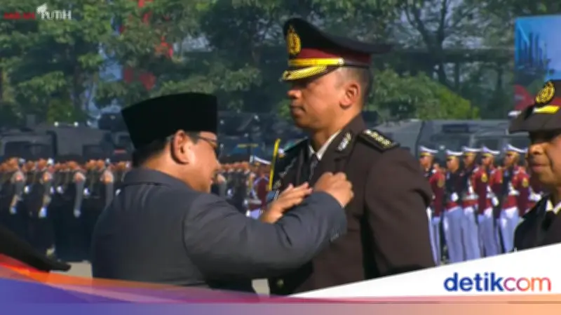 Prabowo Sematkan Bintang Bhayangkara Nararya ke 3 Personel Polri