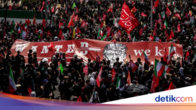 Puluhan Ribu Warga Iran Tuntut Balas Dendam ke Trump di Pemakaman Khamenei
