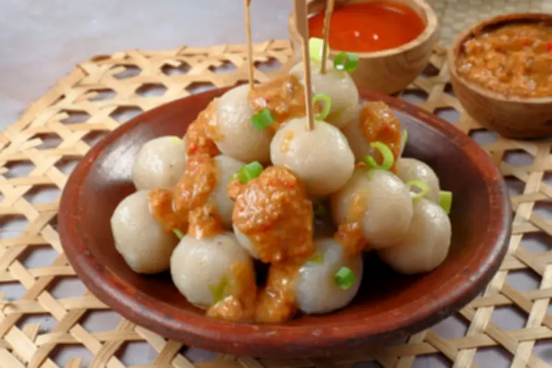 Resep Cilok Isi Ayam Kenyal, Camilan Praktis dengan Bumbu Kacang