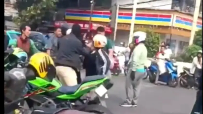 Senggolan Motor di Tebet Berujung Baku Pukul, Polisi Selidiki