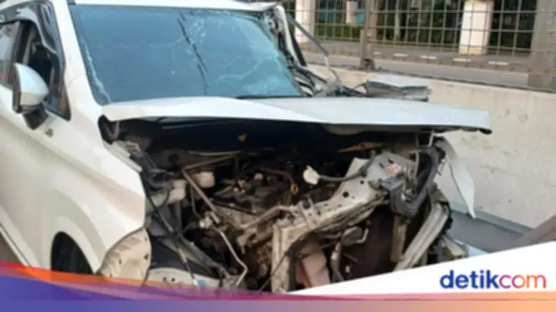 Sopir Diduga Microsleep, Mobil Tabrak Truk Kontainer di Tol Wiyoto Wiyono