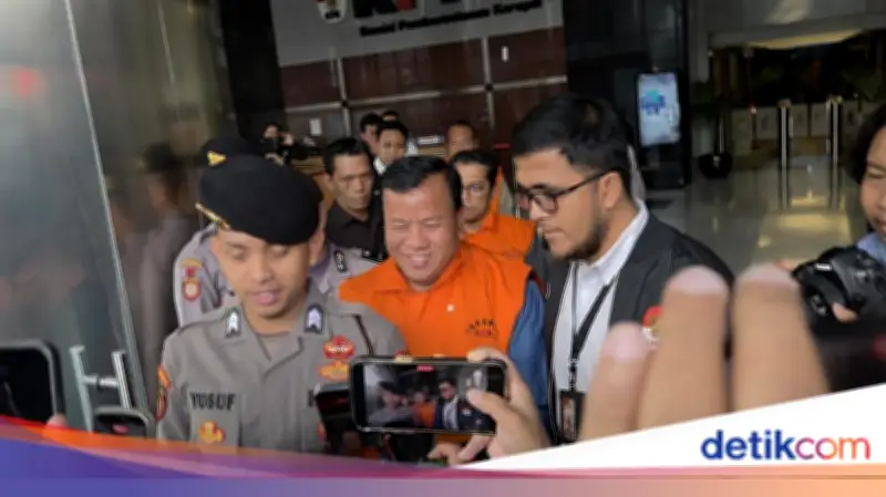 Tahu Dipantau KPK, Bupati Kuansing Jual Land Cruiser Hasil Suap