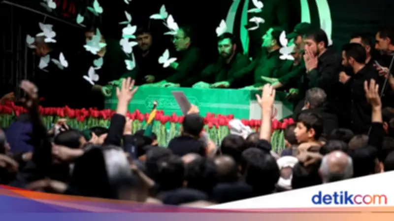 Tangisan Pelayat Iringi Peti Jenazah Ayatollah Khamenei yang Pertama Kali Ditampilkan