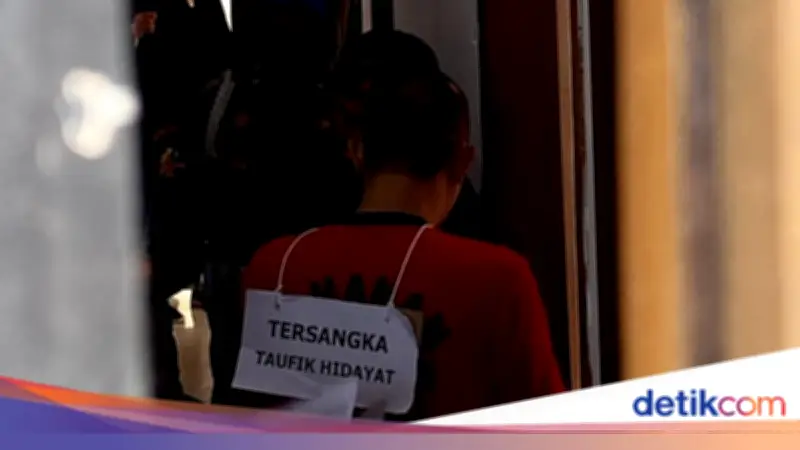 Taufik Hidayat Jalani Rekonstruksi Penyekapan YTR di Polda Jabar