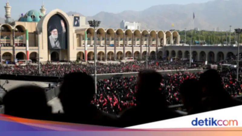 Tiga Putra Khamenei Hadiri Pemakaman, Mojtaba Absen karena Alasan Keamanan