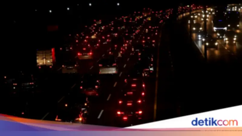 Tol Cikampek Arah Jakarta Macet Akibat Kecelakaan 3 Truk, Evakuasi 7,5 Jam