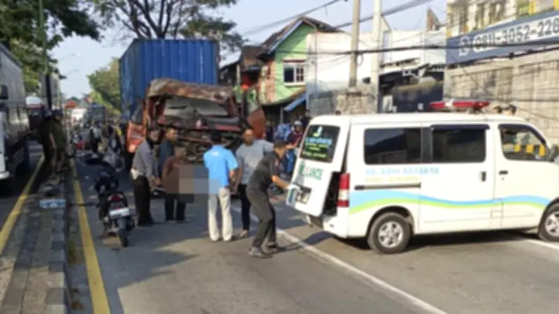 Truk Kontainer Tabrak 5 Motor di Pandaan, 3 Tewas