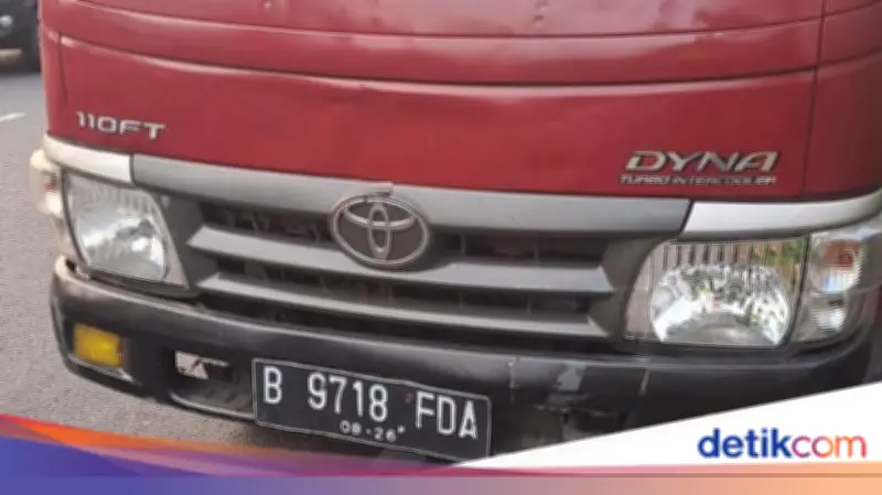 Truk Mogok di Depan Polda Metro Jaya, Sedang Diderek