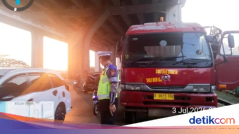 Truk Trailer Mogok di Cilincing Jakut, Perbaikan Sedang Berlangsung