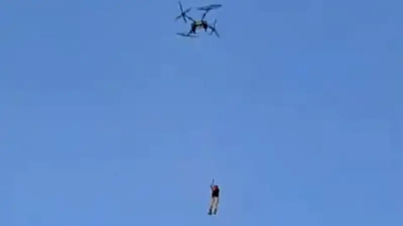 Viral Petani Diangkut Drone Ternyata Konten Iseng, Ini Faktanya