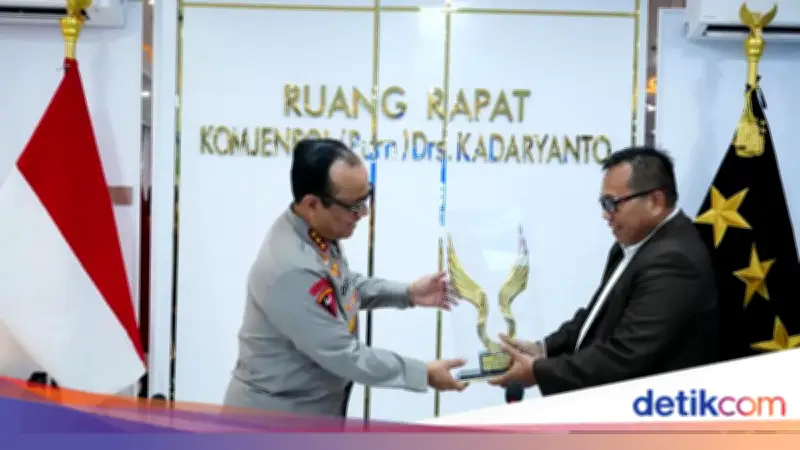 Wakapolri Dedi Prasetyo Raih Penghargaan The Visionary Leader of National Security dari Unissula