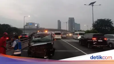 Alphard Ringsek Tabrak Truk di Tol Dalkot Gegara Asap Knalpot