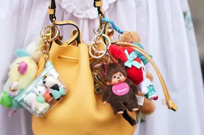 Fenomena Bag Charm: Aksesori Mungil yang Berkomunikasi Tanpa Kata